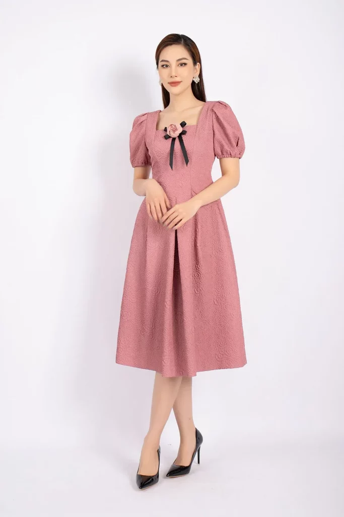 Cách tạo điểm nhấn với khăn quàng cổ hoặc thắt lưng