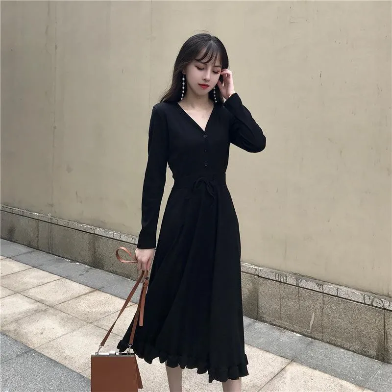 Váy Liền (Đầm): Tiện Lợi và Nữ Tính